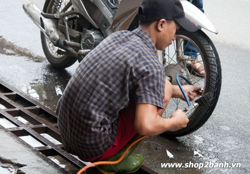 Bơm vỏ xe máy sao cho đúng - 1
