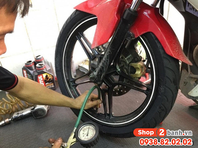 Bơm lốp xe máy thế nào cho đúng bơm bao nhiêu kg là đủ - 1