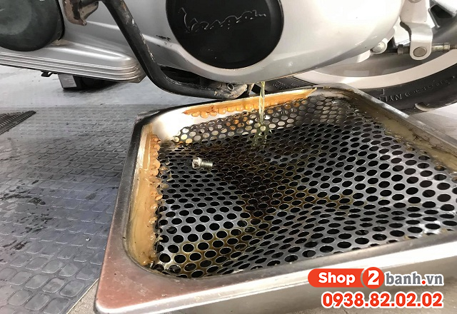 Xe Vespa xài loại nhớt nào tốt và thời gian thay nhớt ra sao