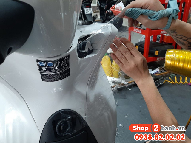 Dán keo trong xe ga lớn vespa - 2
