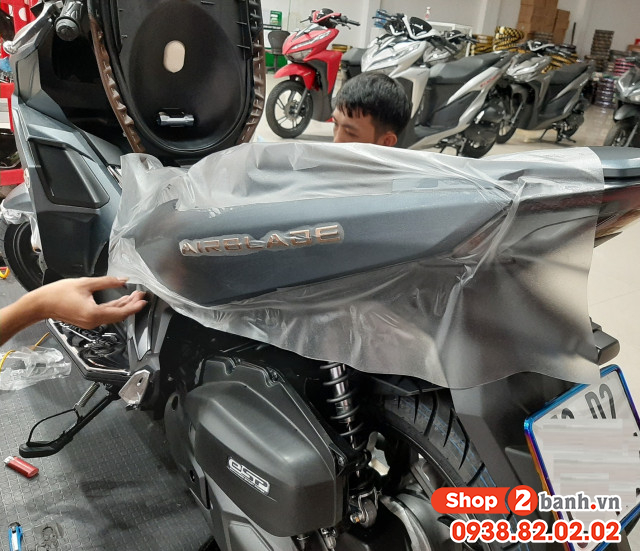 Dán keo trong xe ga lớn vespa - 4