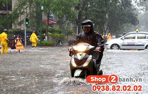 Chạy xe máy qua vùng nước ngập có cần thay nhớt - 1