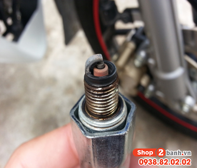 Chạy xe máy qua vùng nước ngập có cần thay nhớt - 4