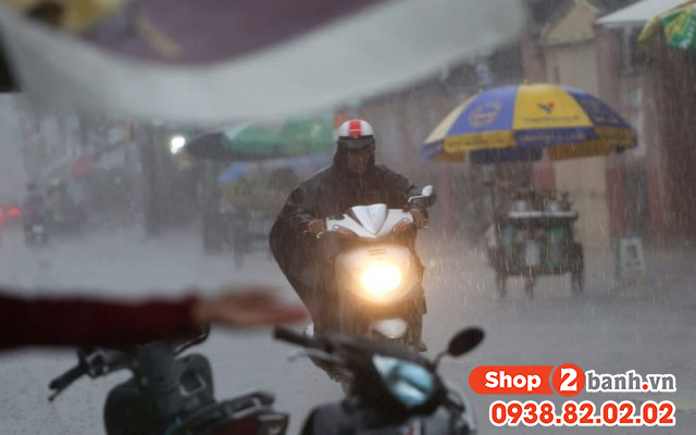Cẩn thận khi sử dụng xe máy vào mùa mưa đường ngập nước - 5