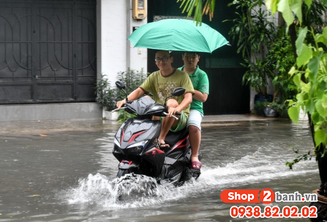 Cẩn thận khi sử dụng xe máy vào mùa mưa đường ngập nước - 1