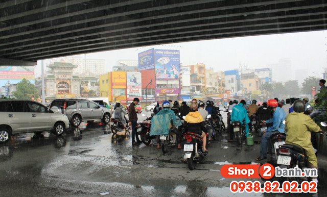 Cẩn thận khi sử dụng xe máy vào mùa mưa đường ngập nước - 4