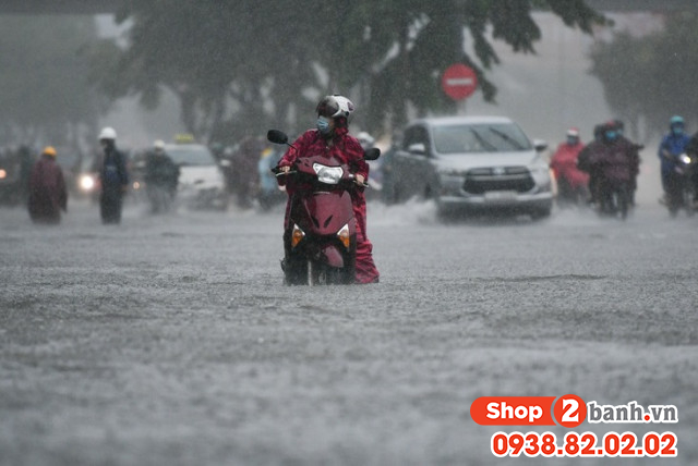 Cẩn thận khi sử dụng xe máy vào mùa mưa đường ngập nước - 3