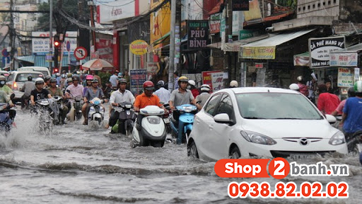 Cẩn thận khi sử dụng xe máy vào mùa mưa đường ngập nước - 6