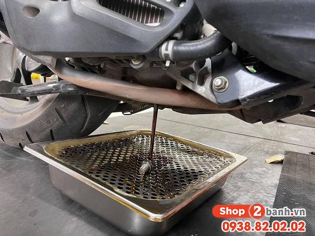 Hướng dẫn tự thay nhớt xe yamaha nvx tại nhà đúng cách - 6