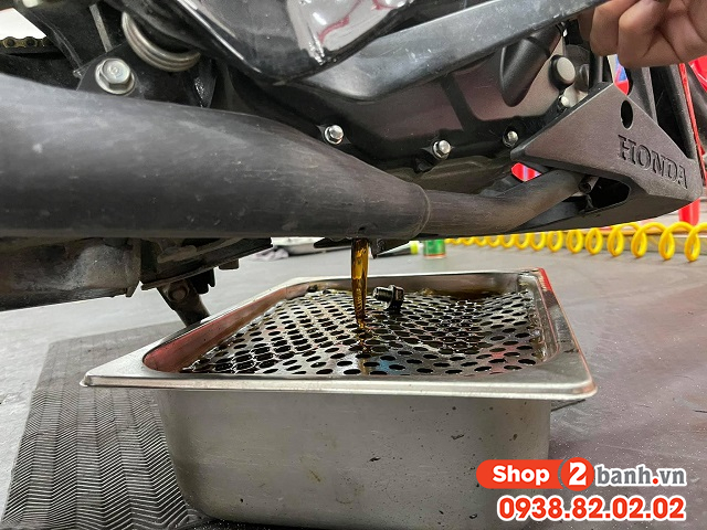 Hướng dẫn tự thay nhớt xe sonic 150 tại nhà đúng cách - 6