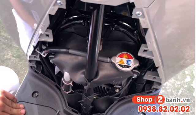 Vệ sinh két nước và thay nước làm mát xe sh350i - 3