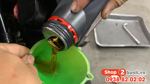 Xe airblade 160 thay nhớt motul scooter power 5w40 chạy có êm máy không - 4