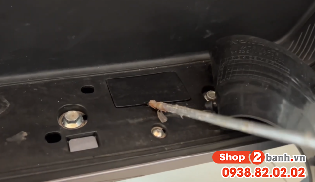 Vệ sinh két nước và thay nước làm mát xe pcx - 3