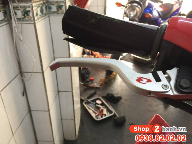 Tay thắng rcb v5 màu bạc cho exciter - 3