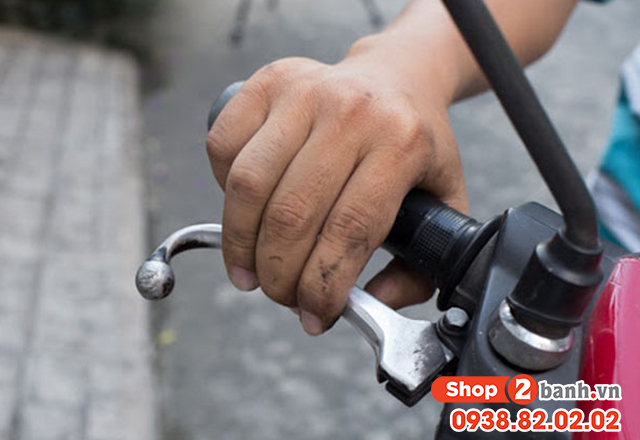 Xe máy bị mất phanh khi đang đổ đèo xuống dốc phải làm sao - 2