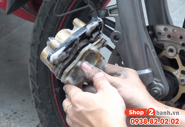 Cách vệ sinh heo dầu thắng đĩa trước xe máy - 3