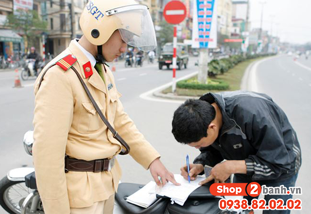 Mở đèn pha xe máy trong thành phố bị phạt bao nhiêu từ 2025 - 2