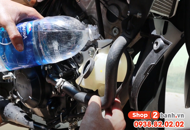 Vệ sinh két nước và thay nước làm mát xe Honda Winner X | Shop2banh.vn
