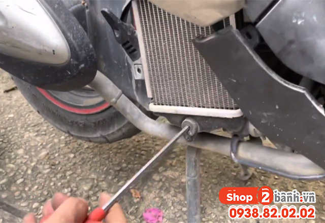 Vệ sinh két nước và thay nước làm mát xe yamaha exciter 155-150 - 3