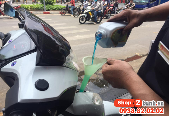 Vệ sinh két nước và thay nước làm mát xe honda sh300i - 2