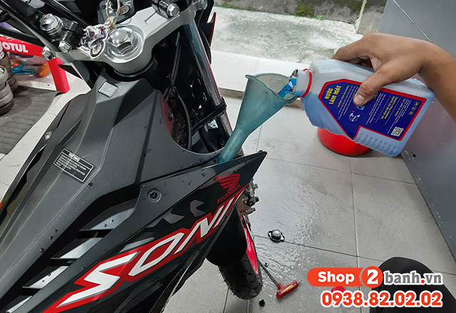 Vệ sinh két nước và thay nước làm mát xe honda sonic 150 - 6