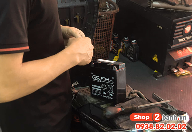 Khi nào cần thay bình ắc quy xe Sirius và giá bao nhiêu? | Shop2banh.vn