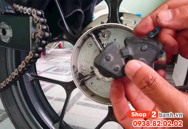 Dấu hiệu nhận biết cao su đùm xe máy bị mòn chai nứt cần thay mới - 2