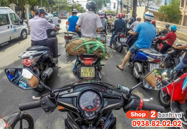 Cách chạy xe côn khi tắc đường tránh mỏi tay - 3