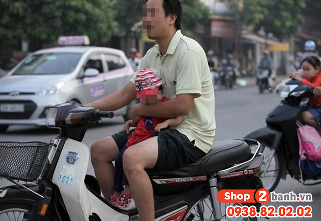 Bố mẹ cần lưu ý cách chở trẻ nhỏ bằng xe tay ga an toàn - 3
