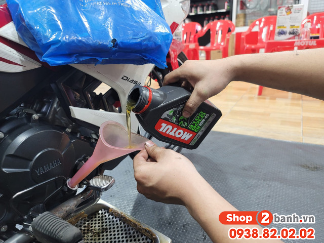 Sau khi xe máy bị ngập nước thì nên thay nhớt gì - 2