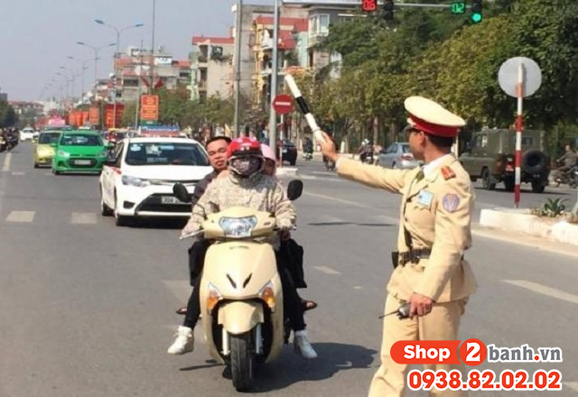 Năm 2025 xe máy chở 3 người bị phạt bao nhiêu tiền - 2