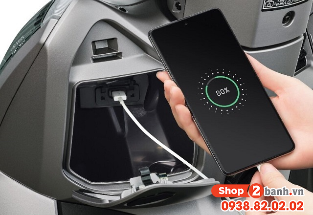 Cổng sạc điện thoại trên xe máy honda là loại gì - 3