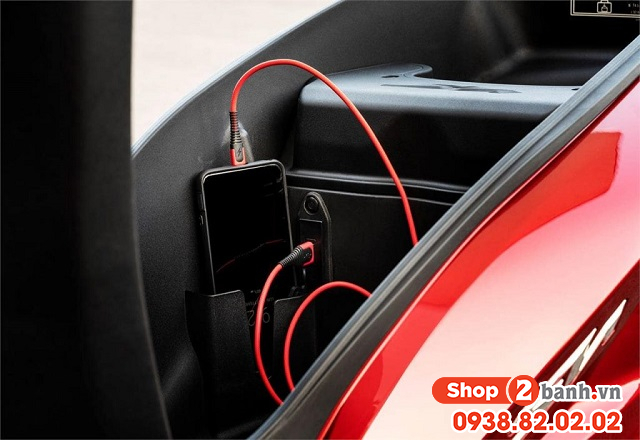 Cổng sạc điện thoại trên xe máy honda là loại gì - 2