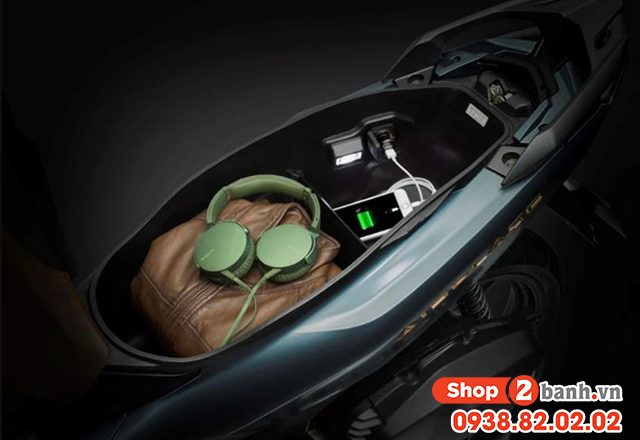 Cách sạc điện thoại trên xe airblade 2025 đảm bảo an toàn - 2