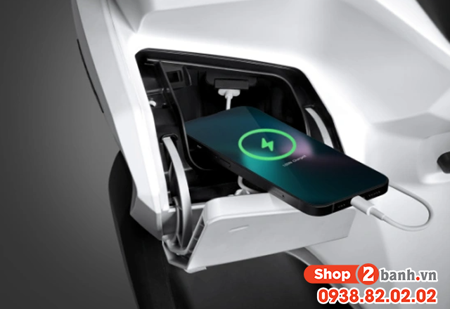 Cách sạc điện thoại trên xe vario 160 đảm bảo an toàn - 2