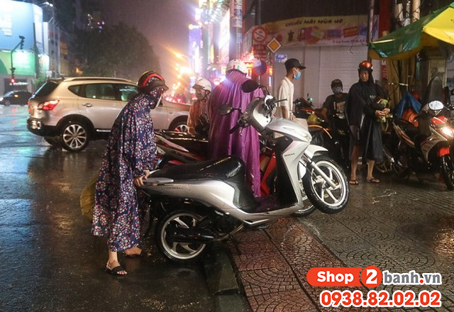 Những mẹo hay giúp xe máy an toàn khi đi qua vùng ngập nước - 3