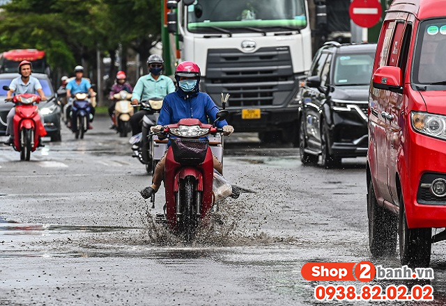 Kỹ năng chạy xe máy qua những đoạn đường xấu an toàn - 2
