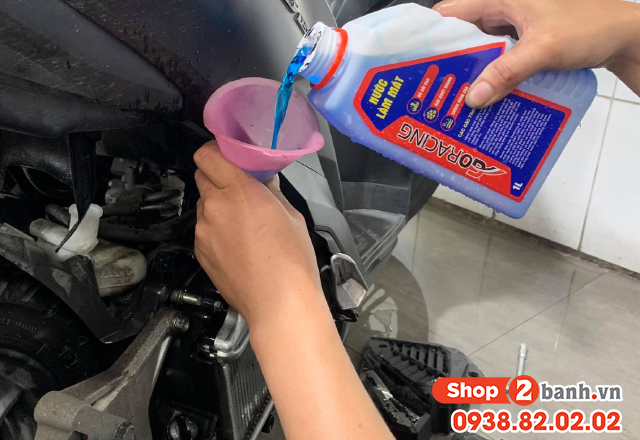 Vệ sinh két nước và thay nước làm mát xe click 160 - 2