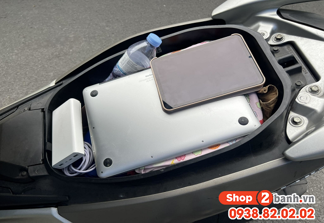 Những vật dụng không nên để trong cốp xe máy mùa nắng nóng - 2