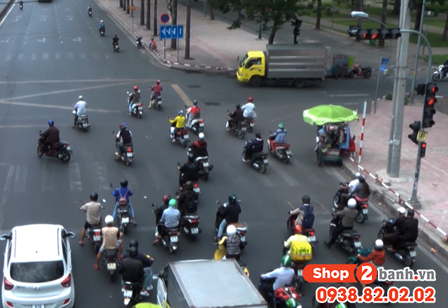 Năm 2025 xe máy vượt đèn vàng bị phạt bao nhiêu tiền - 2