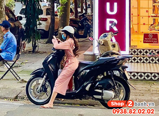 Cách leo lên xe sh 350i cho chị em chân ngắn ngồi yên sau - 3