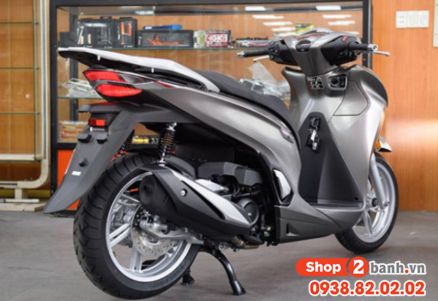 Cách leo lên xe sh 350i cho chị em chân ngắn ngồi yên sau - 2