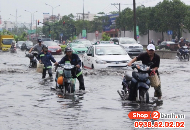 Dắt xe máy qua vùng nước ngập có bị làm sao không - 2