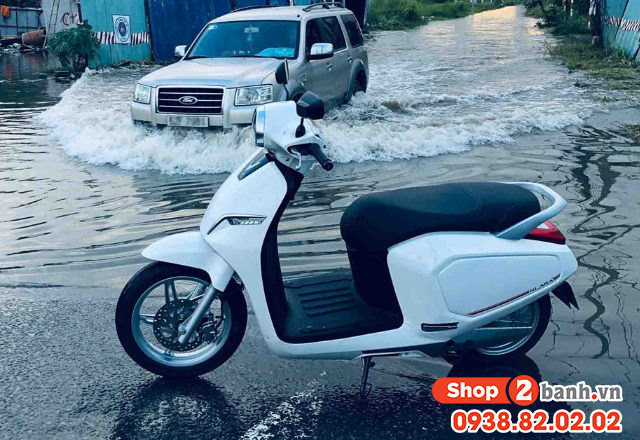Cách đi xe máy qua đường ngập nước an toàn - 4