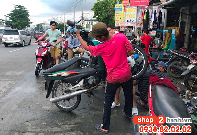 Cách đi xe máy qua đường ngập nước an toàn - 5