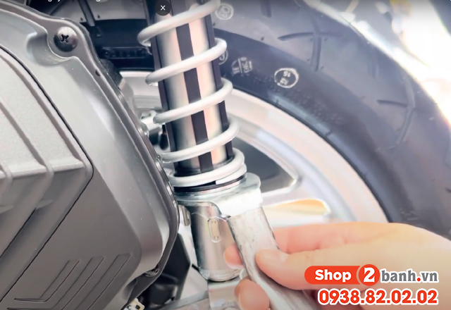 Cách hạ phuộc sau xe sh đơn giản tại nhà - 2