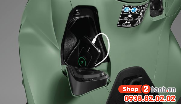 Cách sạc điện thoại trên xe sh350i đảm bảo an toàn - 2