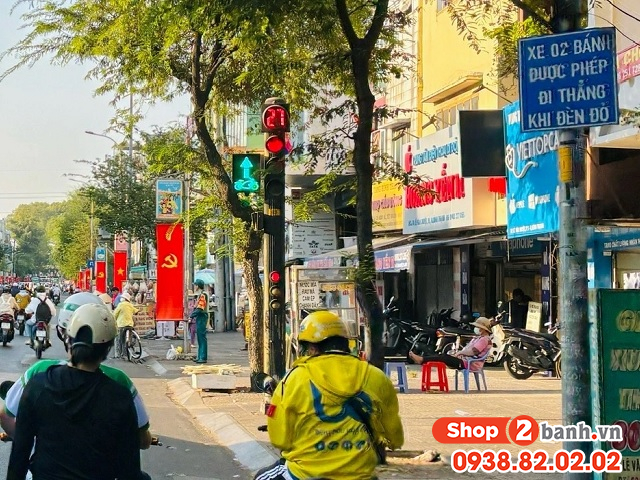 Năm 2025 trường hợp nào xe máy được đi thẳng khi đèn đỏ tại ngã ba - 2