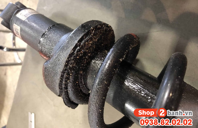 Cách kiểm tra phuộc sau xe máy có bị hư hỏng gì không - 3