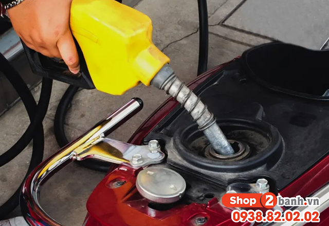 Xe máy đổ lẫn xăng 95 và xăng 92 có bị làm sao không - 2